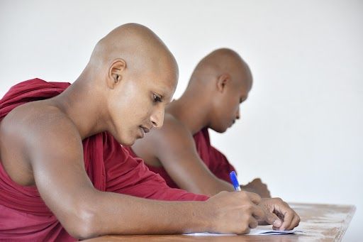 විභාගයට සූදානම් වන විද්යාර්ථීන්